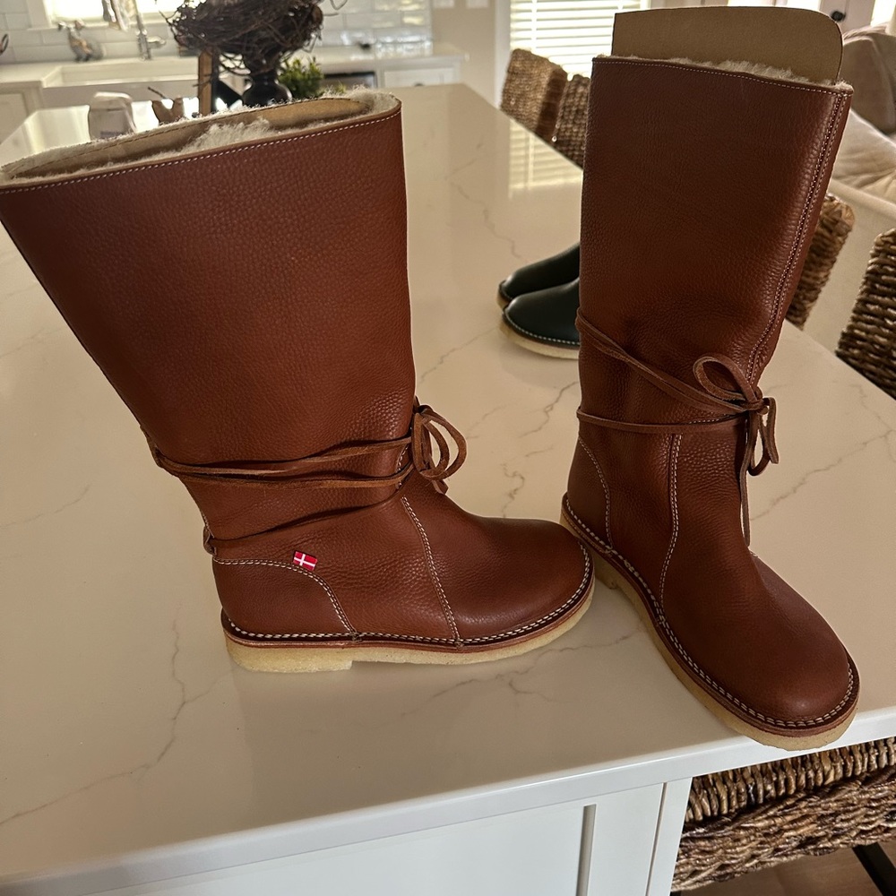 AUTHENTIC Duck Feet boots. Brand new, never worn.